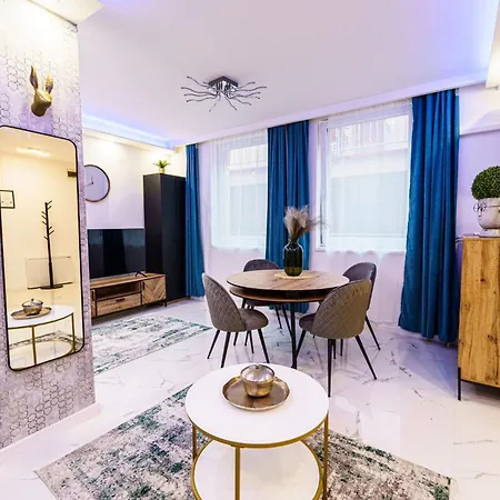 Monochrome Nest * Budapeste